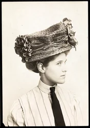 Motefotografi av en kvinne som modellerer en hatt, New York, 1890-1910 (sølv gelatintrykk)